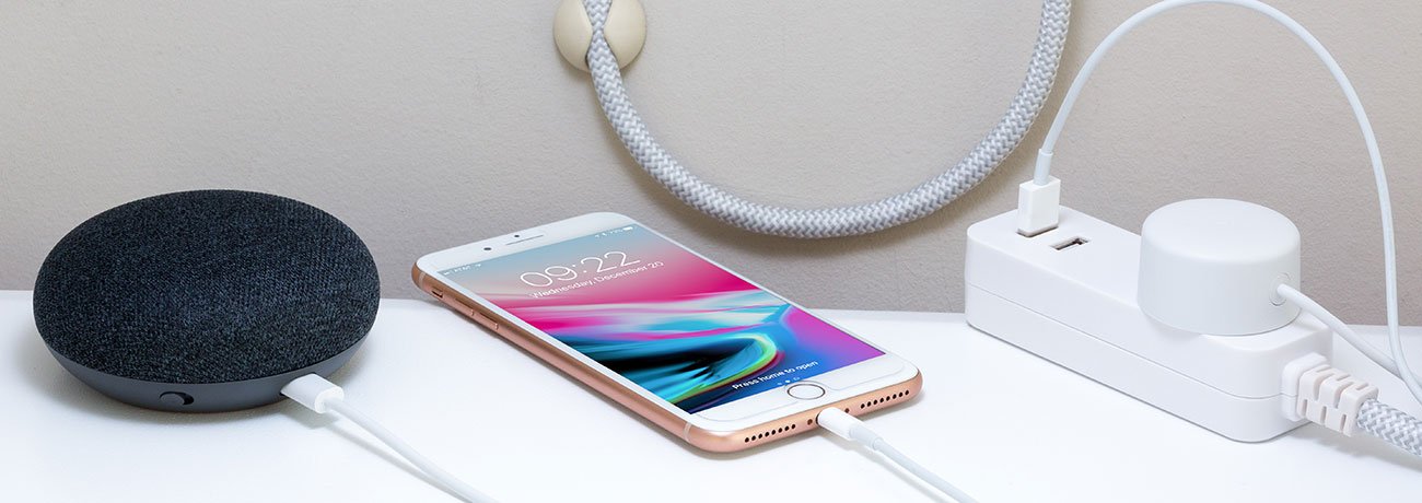 Iphone qui charge sur une table blanche