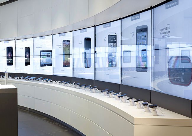 plusieurs types de téléphones alignés dans la boutique de BuYourDevice